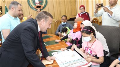 محافظ المنوفية يسلم مساعدات مالية وعينية ومواد غذائية لأكثر من (50) حالة