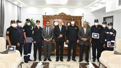 محافظ قنا يكرم عددا من أفراد الحماية المدنية لسيطرتهم على حريق المعهد الديني