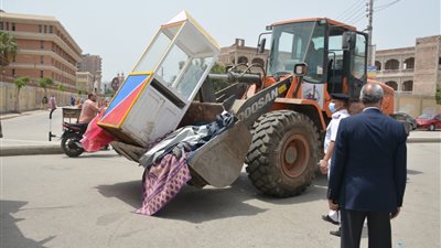 صور.. محافظ القليوبية يشن حملة لرفع الإشغالات حول أسوار مستشفيات جامعة بنها