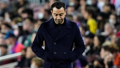 عاجل.. تشافي يعطي الضوء الأخضر لرحيل نجم برشلونة