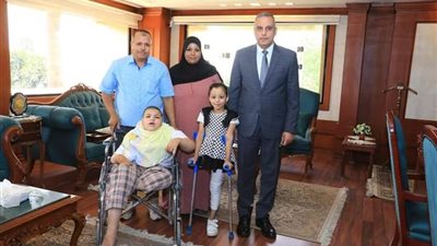 محافظ سوهاج يلتقي بعدد من الأشخاص ذوي الإعاقة لبحث مطالبهم وحل شكواهم