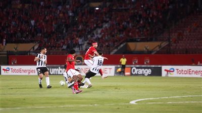 قبل مواجهة وفاق سطيف.. ماذا يفعل الأهلي على الملاعب الجزائرية؟ (أرقام هزيلة)