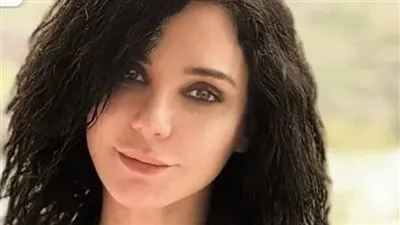 دون مكياج.. سلاف فواخرجي تخطف الأنظار في أحدث ظهور 