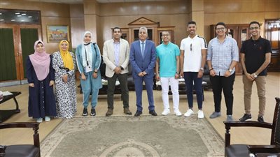 رئيس جامعة جنوب الوادي يستقبل الوفد الطلابي المقرر سفره إلى رومانيا