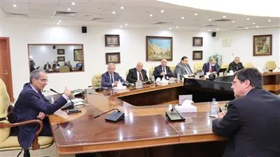 وزير الاتصالات يبحث مع “إس. تي ميكروإلكترونكس” الخطط الاستثمارية فى مصر