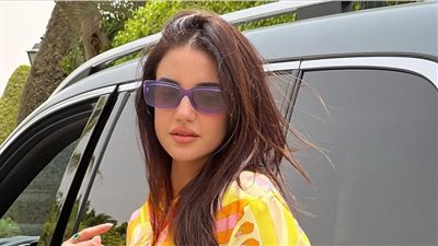 درة تخطف الأنظار في أحدث ظهور من سيارتها