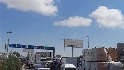 تكدس مروري بطريق الإسكندرية الصحراوي إثر انقلاب سيارة خشب 