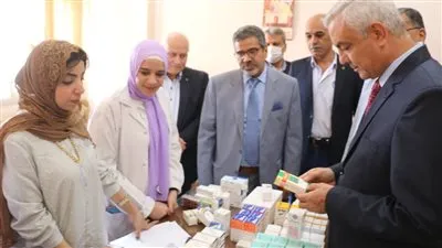 رئيس جامعة المنوفية يتفقد فعاليات القافلة الطبية للعاملين بالجامعة