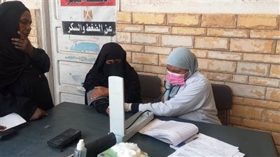 القوافل الطبية بقريتى العدوة والبحيرة بإدفو توقع الكشف المجاني على 1884 حالة