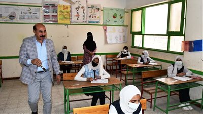 محافظ أسوان يتابع سير امتحانات نهاية العام الدراسى للشهادة الإعدادية والصفين الأول والثانى الثانوى