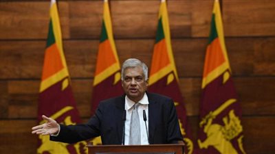رئيس وزراء سريلانكا يعلن نفاد البترول لديها