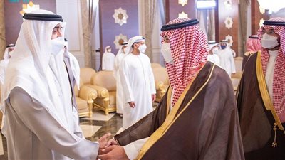 بناءً على توجيه الملك سلمان.. ولي العهد يقدم واجب العزاء في وفاة الشيخ خليفة بن زايد