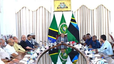 تكريم وفد القافلة الطبية لجامعة أسوان من رئيس جمهورية زنجبار (صور)