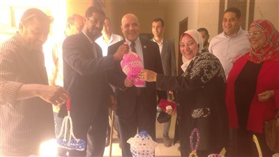 إهداء درع معهد الشارقة للتراث بالإمارات لرئيس جامعة أسوان