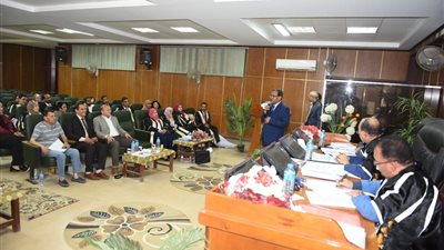 جامعة سوهاج تناقش المشاريع البحثية لطلاب الماجستير المهني 