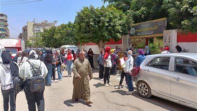 طلاب الإعدادية بالقليوبية: امتحان الجبر سهل (صور)