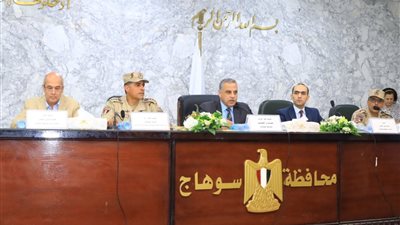محافظ سوهاج يبحث الموقف التنفيذي لمشروعات المبادرة الرئاسية 