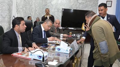 محافظ سوهاج ونائبه والسكرتير المساعد يلتقون بــ 100 مواطن لبحث مطالبهم وحل شكواهم