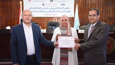 رئيس جامعة سوهاج يشهد حفل ختام الأنشطة الطلابية وتكريم المتميزين بكلية التمريض