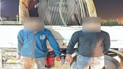 ضبط سائقين لقيامهما بسرقة مواد من موقع تحت الإنشاء بالتجمع