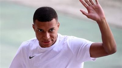 عائلة مبابي ترد على رئيس برشلونة