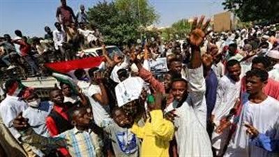 آلاف المتظاهرين في السودان ووقف اثنين من قادة الحزب الشيوعي