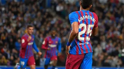 جلسة مرتقبة تحسم مصير نجم برشلونة