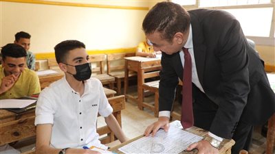 محافظ المنوفية يتفقد لجان امتحانات الإعدادية بمدرستين في شبين الكوم 