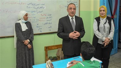 محافظ الإسكندرية يتفقد لجان الامتحانات ويوجه بتوفير مناخ جيد للطلاب