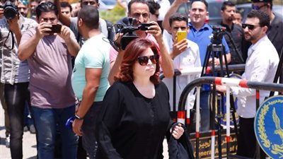 إلهام شاهين وعمرو محمود ياسين يودعان سمير صبرى إلى مثواه الأخير( صور)