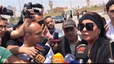 فيفي عبده في جنازة سمير صبرى: كل يوم بنفقد أحسن ناس في الدنيا