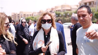 يسرا وبوسي شلبي ووفاء عامر يودعون سمير صبرى إلى مثواه الأخير (صور)