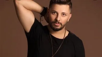 من لوس أنجلوس.. حاتم عمور يروج للقفطان المغربي