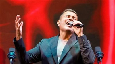 عمرو دياب يواصل سلسلة حفلاته ويتألق في حفل التجمع