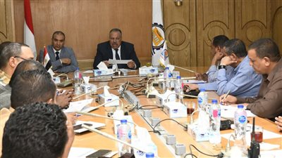 سكرتير عام قنا: رئيس القرية هو المسئول الأول عن أي تعديات لا يتم إزالتها