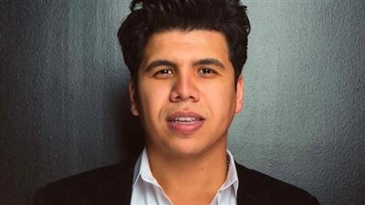 عمر كمال يجمع بين ذكريات بداياته ونجاح حاضره عبر 