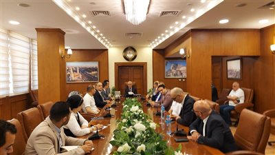 محافظ بورسعيد يستقبل لجنة من مجلس الوزراء لبحث دعم القطاع الصناعي