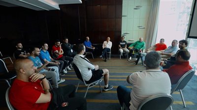 الخطيب يجتمع مع الطاقم الإداري لبعثة الأهلي في المغرب