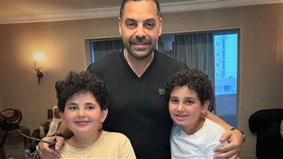 طارق العريان يحتفل بعيد ميلاد أبنائه التوأم