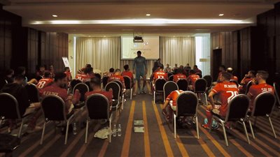 محاضرة تنسيقية من وفد كاف للاعبي الأهلي قبل نهائي إفريقيا