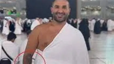 أحمد سعد يكشف سر الوشم المتواجد على يده أثناء آداءه العمرة