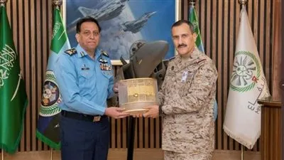  قائد القوات الجوية يستقبل رئيس أركانِ القوات الجوية الباكستانيةِ