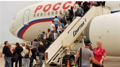 محافظ مطروح: استقبلنا طائرة من إيطاليا أمس على متنها 165 سائحا (فيديو)