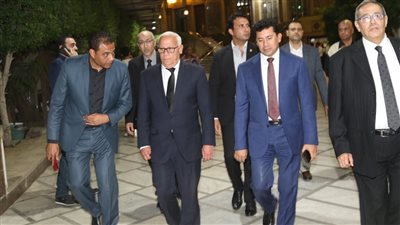 محافظ بورسعيد يشارك في عزاء الدكتور حسني غندر بمسجد الحامدية الشاذلية