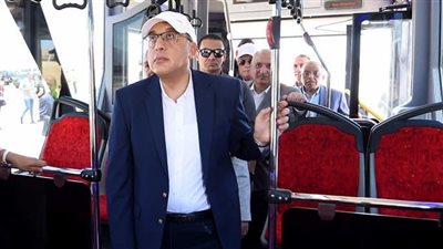 رئيس الوزراء يتجول بالأتوبيس الكهربائى فى شرم الشيخ