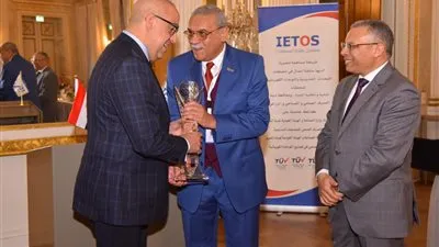 وزير الإسكان يؤكد أهمية توطين الصناعات المتعلقة بمياه الشرب والصرف الصحى فى السوق المصرية