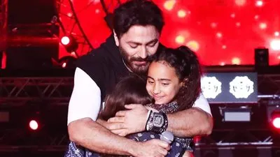 بالصور.. تامر حسني يتألق على مسرح 