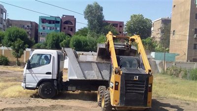 رفع أكثر من 100 طن تراكمات ومخلفات بشوارع إدفو بأسوان (صور)