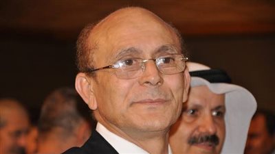 محمد صبحي يستلم تكريمه من المتروبوليتان الأمريكية في حفل إهداؤه البث المباشر لأوبرا هاملت