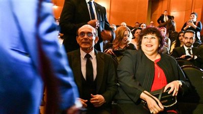 وصول الفنان محمد صبحي المسرح الصغير وانطلاق حفل تكريمه واهداءه البث المباشر لأوبرا هاملت